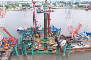 Các nhà thầu thi công cọc khoan nhồi cho trụ P3 và trụ P4 của cầu đường sắt Cần Giờ thuộc Dự án Tuyến đường sắt đô thị Bến Thành - Cần Giờ. Ảnh: Văn Huyền