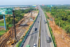 Chính phủ yêu cầu các bộ, ngành, địa phương bám sát tiến độ từng dự án, ưu tiên các công trình trọng điểm. Ảnh: Song Lê