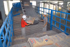 Biến động giá dầu và chi phí vận tải quốc tế gây áp lực lên giá thành sản xuất của các ngành sử dụng nhiều năng lượng, trong đó có xi măng. Ảnh: Nhã Chi