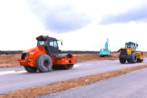 Tại một số gói thầu, hồ sơ mời thầu yêu cầu đồng thời nhiều loại giấy tờ có giá trị tương đương để chứng minh khả năng huy động thiết bị. Ảnh: Huyền Diệu