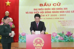 Chủ tịch nước Lương Cường bỏ phiếu bầu cử tại khu vực bỏ phiếu số 26, phường Hoàn Kiếm, thành phố Hà Nội - Ảnh: TTXVN