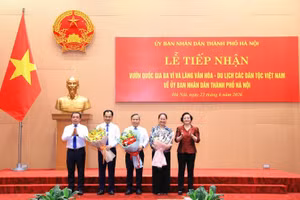 Bí thư Thành ủy Hà Nội Trần Đức Thắng và Phó Thủ tướng Phạm Thị Thanh Trà tặng hoa chúc mừng TP. Hà Nội, Bộ NN&MT, Bộ VHTT&DL - Ảnh: VGP/Thu Giang 
