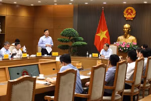 Ủy viên Bộ Chính trị, Phó Thủ tướng Thường trực Phạm Gia Túc chủ trì cuộc họp nghe báo cáo phương án giao thành phố Hà Nội làm cơ quan chủ quản một số dự án đường sắt quốc gia trên địa bàn - Ảnh: VGP/Phương Nguyên