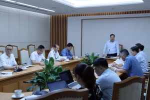 Phó Thủ tướng Thường trực Chính phủ Phạm Gia Túc chủ trì cuộc họp nghe báo cáo về tình hình thực hiện và đề cương lập, điều chỉnh Quy hoạch hệ thống cảng hàng không toàn quốc thời kỳ 2021-2030 - Ảnh: VGP/Phương Nguyên