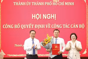 Ông Bùi Xuân Cường (ở giữa) được điều động, chỉ định giữ chức Bí thư Đảng ủy phường Sài Gòn nhiệm kỳ 2025 - 2030
