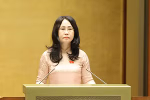 Bộ trưởng Bộ Văn hóa, Thể thao và Du lịch Lâm Thị Phương Thanh trình bày Tờ trình về dự thảo Nghị quyết - Ảnh: VGP/Nhật Bắc
