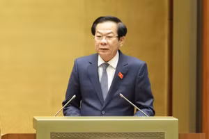 Thừa ủy quyền Thủ tướng Chính phủ, Bộ trưởng Bộ Nội vụ trình bày Tờ trình về việc thành lập thành phố Đồng Nai trực thuộc Trung ương - Ảnh: VGP/Nhật Bắc