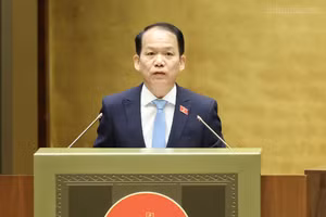Bộ trưởng Bộ Tư pháp Hoàng Thanh Tùng trình bày Tờ trình về dự án Luật Phát triển đô thị - Ảnh: VGP/Nhật Bắc