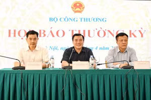 Thứ trưởng Nguyễn Sinh Nhật Tân (giữa) chủ trì họp báo