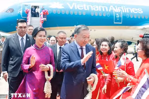 Kiều bào Việt Nam tại Udon Thani đón Tổng Bí thư, Chủ tịch nước Tô Lâm và Phu nhân tại sân bay quốc tế Udon Thani - Ảnh: TTXVN