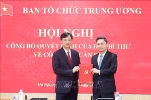 Ủy viên Bộ Chính trị, Bí thư Trung ương Đảng, Trưởng Ban Tổ chức Trung ương Nguyễn Duy Ngọc trao Quyết định của Ban Bí thư cho đồng chí Hà Minh Hải. Ảnh: Phương Hoa/TTXVN