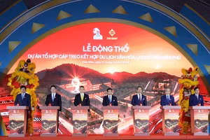 Phó Thủ tướng Nguyễn Văn Thắng và các đại biểu thực hiện nghi thức động thổ dự án - Ảnh VGP/Đức Tuân