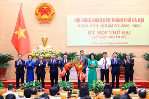 Lãnh đạo thành phố Hà Nội chúc mừng hai tân Phó Chủ tịch UBND Thành phố. Ảnh: VGP/Minh Anh