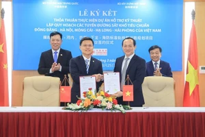 Cục Hợp tác kinh tế quốc tế, Bộ Thương mại Trung Quốc bàn giao dự thảo Báo cáo đầu kỳ nghiên cứu khả thi dự án Lào Cai - Hà Nội - Hải Phòng cho Bộ Xây dựng, đồng thời hai bên đã ký kết Thỏa thuận thực hiện hỗ trợ kỹ thuật lập quy hoạch 2 tuyến đường sắt Hà Nội - Đồng Đăng và Hải Phòng - Hạ Long - Móng Cái 