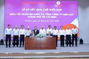 Tổng Giám đốc EVNHCMC và Tổng Giám đốc Becamex Group thực hiện nghi thức ký kết Quy chế phối hợp dưới sự chứng kiến của lãnh đạo hai đơn vị.