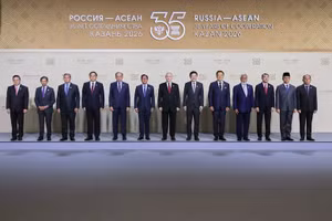 Tổng thống Liên bang Nga Vladimir Putin đón Trưởng đoàn các nước thành viên ASEAN - Ảnh: VGP/Nhật Bắc