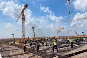 Công trình có ảnh hưởng lớn đến an toàn, lợi ích cộng đồng theo quy định của pháp luật về xây dựng phải mua bảo hiểm bắt buộc công trình trong thời gian xây dựng.
