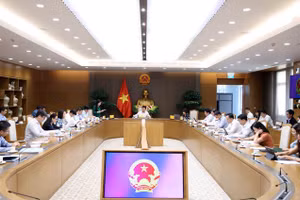 Phó Thủ tướng Nguyễn Văn Thắng chủ trì cuộc họp về việc triển khai hoạt động của Trung tâm Tài chính quốc tế - Ảnh VGP/Đức Tuân