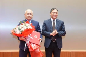 Đồng chí Phó Trưởng Ban Thường trực Ban tổ chức Trung ương Hoàng Trung Dũng trao Quyết định, chúc mừng đồng chí Đỗ Thành Trung.