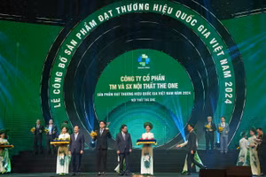 Đại diện Công ty CP TM&SX Nội thất The One nhận danh hiệu Thương hiệu Quốc Gia 2024-2026