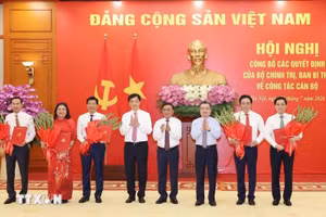 Đồng chí Trần Cẩm Tú, Ủy viên Bộ Chính trị, Thường trực Ban Bí thư trao Quyết định của Bộ Chính trị, Ban Bí thư về công tác cán bộ - Ảnh: TTXVN