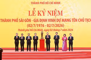 Tổng Bí thư, Chủ tịch nước trao tặng Thành ủy TP.HCM tượng Chủ tịch Hồ Chí Minh - Ảnh: VGP/Vũ Phong