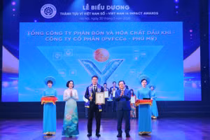 Đại diện PVFCCo - Phú Mỹ nhận biểu trưng của chương trình