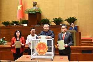 Tổng Bí thư Tô Lâm và các đại biểu Quốc hội bỏ phiếu - Ảnh: VGP