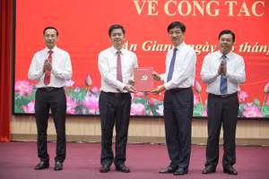 Trưởng Ban Tổ chức Trung ương Nguyễn Duy Ngọc trao Quyết định cho tân Bí thư Tỉnh ủy An Giang Lê Quang Tùng - Ảnh: VGP/LS