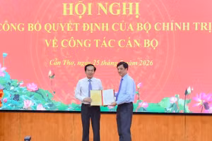 Trưởng Ban Tổ chức Trung ương Nguyễn Duy Ngọc trao Quyết định cho đồng chí Đỗ Thanh Bình - Ảnh: VGP/LS