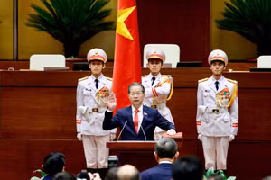 Chánh án TAND tối cao Nguyễn Văn Quảng thực hiện nghi thức tuyên thệ - Ảnh: VGP/Nhật Bắc