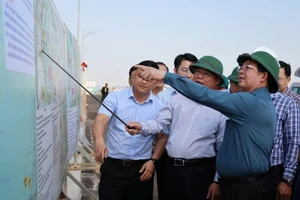 Phó Thủ tướng Hồ Quốc Dũng kiểm tra tình hình triển khai Dự án đầu tư xây dựng đường bộ cao tốc Khánh Hòa - Buôn Ma Thuột - Ảnh: VGP/Gia Huy