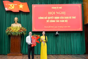 Đồng chí Bùi Thị Quỳnh Vân, Phó Trưởng Ban Tổ chức Trung ương trao quyết định của Ban Bí thư về việc điều động, chỉ định đồng chí Lê Trí Thanh, Phó Bí thư Thành ủy Đà Nẵng giữ chức Phó Bí thư Thành ủy Huế nhiệm kỳ 2025-2030 - Ảnh: VGP