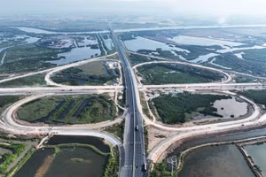 Thủ tướng yêu cầu đẩy nhanh giải phóng mặt bằng, bảo đảm nguồn vật liệu xây dựng, tăng tốc thi công và giải ngân, phấn đấu tỷ lệ giải ngân các dự án trọng điểm cao hơn mức bình quân cả nước trong quý III/2026.