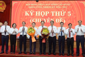 Tân Phó Chủ tịch UBND tỉnh Cao Bằng Lương Tuấn Hùng (thứ 4 từ trái sang).