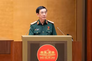 Phó Thủ tướng, Bộ trưởng Bộ Quốc phòng Phan Văn Giang, thừa ủy quyền của Thủ tướng Chính phủ trình bày tờ trình về 2 dự án luật - Ảnh: quochoi.vn