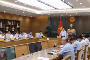 Phó Thủ tướng cũng cho ý kiến chỉ đạo về cơ chế đặc thù cho dự án đầu tư lưới điện, ưu tiên các tuyến truyền tải điện để giải tỏa công suất và nhập khẩu điện - Ảnh: VGP/Phương Nguyên