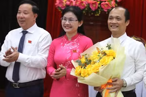 Tân Phó Chủ tịch Ủy ban nhân dân tỉnh Đồng Nai Nguyễn Tuấn Anh (bên phải) nhận hoa chúc mừng