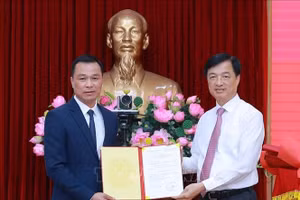 Đồng chí Nguyễn Duy Ngọc, Ủy viên Bộ Chính trị, Bí thư Trung ương Đảng, Trưởng Ban Tổ chức Trung ương, trao Quyết định của Ban Bí thư cho đồng chí Tô Anh Dũng, Phó Bí thư Tỉnh ủy Thanh Hóa. Ảnh: TTXVN phát
