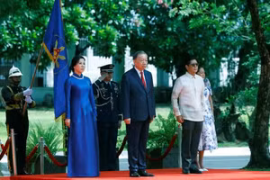 Tổng Bí thư, Chủ tịch nước Tô Lâm và Phu nhân cùng Tổng thống Philippines Ferdinand Romualdez Marcos Jr. và Phu nhân trên bục danh dự, nghe Quân nhạc cử Quốc thiều hai nước - Ảnh: TTXVN