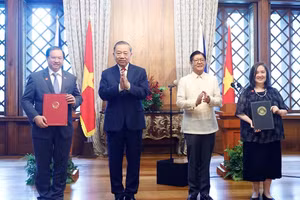 Tổng Bí thư, Chủ tịch nước Tô Lâm và Tổng thống Philippines Ferdinand Romualdez Marcos Jr. chứng kiến lễ trao các văn kiện hợp tác giữa hai nước - Ảnh: TTXVN
