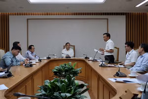 Ủy viên Bộ Chính trị, Phó Thủ tướng Thường trực Phạm Gia Túc nghe đại biểu báo cáo tại cuộc họp - Ảnh: VGP/Phương Nguyên
