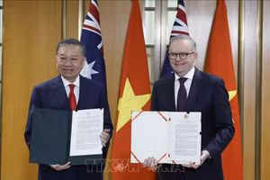 Tổng Bí thư, Chủ tịch nước Tô Lâm và Thủ tướng Australia Anthony Albanese trao Tuyên bố chung - Ảnh: TTXVN