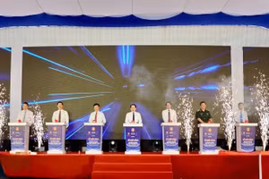 Các đại biểu thực hiện nghi thức khởi công Dự án đầu tư xây dựng hoàn chỉnh cao tốc CT.07 đoạn Hà Nội - Thái Nguyên - Chợ Mới - Ảnh: VGP/Thu Sa