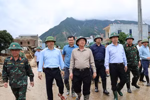 Phó Thủ tướng Hồ Quốc Dũng đến kiểm tra công tác khắc phục hậu quả lũ quét tại xã Mường Than, Lai Châu - Ảnh: VGP/Gia Huy