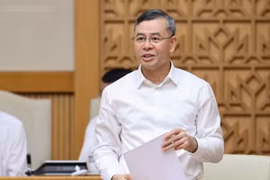 Bộ trưởng Bộ Tài chính Ngô Văn Tuấn báo cáo tại Phiên họp Chính phủ thường kỳ tháng 7 - Ảnh: VGP/Nhật Bắc