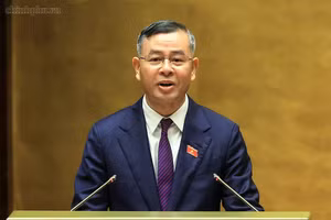 Bộ trưởng Bộ Tài chính Ngô Văn Tuấn trình bày tờ trình về 02 dự án Luật tại Quốc hội - Ảnh: VGP/Nhật Bắc