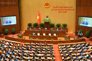Các đại biểu nghe Bộ trưởng Bộ Tư pháp Hoàng Thanh Tùng báo cáo về 2 dự án luật - Ảnh: VGP/Nhật Bắc