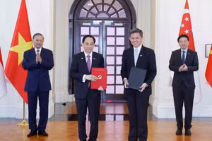 Tổng Bí thư, Chủ tịch nước Tô Lâm và Thủ tướng Singapore Lawrence Wong chứng kiến lễ trao các văn kiện hợp tác giữa hai nước - Ảnh: TTXVN
