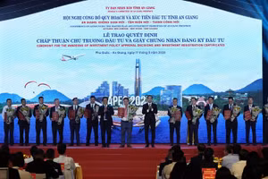 Tỉnh An Giang trao quyết định chấp thuận chủ trương đầu tư cho các nhà đầu tư - Ảnh: VGP/Phương Nguyên